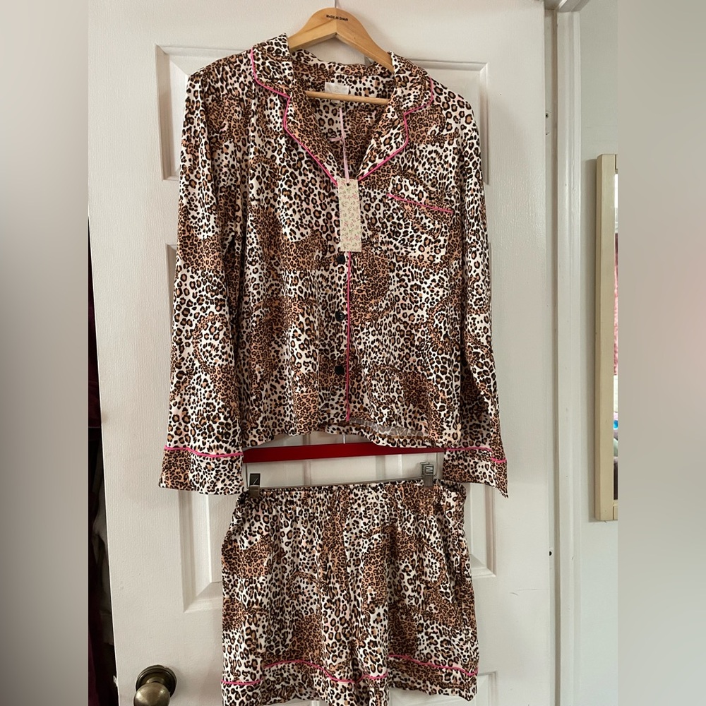 Chic Leopard Print Pajama Set with Pink Trim